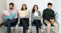 Jóvenes buscan buenos empleos