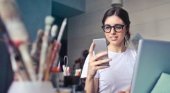 Los millennials son las personas, en una definición general, que nacieron a partir del año de 1980 y que como característica principal muestran que son digitales, hiperconectados, tienen fuertes valores éticos y sociales. 
