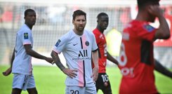El delantero argentino del Paris Saint-Germain Lionel Messi (centro) reacciona durante el partido de fútbol francés. / foto: AFP