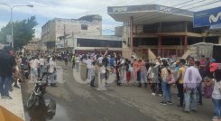 Sigue una gran multitud en espera de que pueda pasar a Colombia y cada vez se suman más ciudadanos. / Foto: Jonathan Maldonado