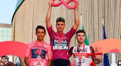 Egan Bernal (izquierda), fue segundo en la prueba ciclística de Dubái.