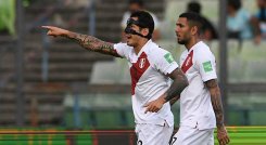 Gianluca Lapadula(de máscara), fue artífice en el triunfo de Perú ante Venezuela.