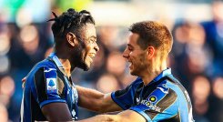 Duván Zapata celebra con uno de sus compañeros el gol que le anotó al Spezia