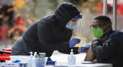 Un hombre recibe su vacuna Covid-19 en un sitio de vacunación al aire libre dentro de Franklin Park en Washington./AFP