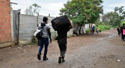 Ciudadanos cruzan en busca de alimentos e insumos médicos 