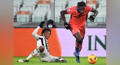 El centrocampista colombiano de la Juventus, Juan Cuadrado (derecha), lucha por el balón con el delantero colombiano del Atalanta, Duvan Zapata, durante el partido de fútbol de la Serie A italiana Juventus vs Atalanta en el Allianz Stadium de Turín. / Foto: AFP