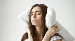 Es fundamental un buen colchón y almohada, que aseguren una correcta alineación de la columna mientras se descansa. / Foto: Freepik