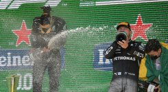 El piloto británico de Mercedes, Lewis Hamilton (izquierda), y el finlandés de Mercedes, Valtteri Bottas (derecha), celebran en el podio tras obtener la primera y tercera posición, respectivamente, en el Gran Premio de Fórmula Uno de Sao Paulo de Brasil. / Foto: AFP