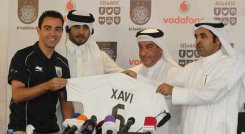 En esta foto de archivo, la leyenda del Barcelona Xavi Hernández (izquierda) posa para una foto con Jassim Al Rumaihi, secretario general del club de fútbol Al-Sadd, y representantes del club. / Foto. AFP