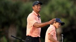 El ex número uno del golf mundial el estadounidense Tiger Woods, disfrutó con su hijo  Charlie Woods, el regreso a las camchas.