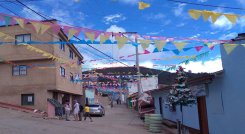 La comunidad adornó con cortinas las calles del barrio. Foto: Cortesía/La Opinión.