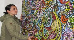 María Guerreo expone 15 cuadros de la colección Eco-grafías. Foto: Roberto Ospino/La Opinión.