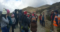 Los guías dan las instrucciones para ingresar a la zona de Lagunas Negras.