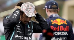 El piloto británico de Mercedes Lewis Hamilton (izquierda) y el holandés de Red Bull Max Verstappen (derecha) caminan en el Parque Cerrado del circuito de Yas Marina, después de la sesión de clasificación del Gran Premio de Fórmula Uno de Abu Dhabi. / Foto: AFP