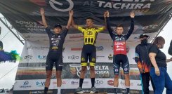 Roniel Espinel (centro) líder de la Vuelta al Táchira 2022.