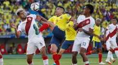 Radamel Falcao García en una de las acciones en el partido contra Perú.