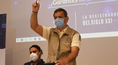 Por medio de balotas se sorteó la posición de los partidos en el tarjetón./Foto Jorge Gutiérrez-La Opinión