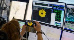 los equipos de ingeniería del Centro de Operaciones de la Misión del Telescopio Espacial James Webb de la NASA en el Instituto de Ciencias del Telescopio Espacial en Baltimore, Maryland, monitorean el progreso a medida que el segundo ala del espejo principal del observatorio gira a su posición.