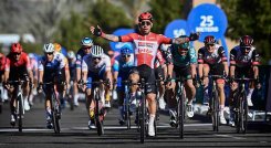 El ciclista australiano Caleb Ewan comenzó la temporada con una victoria parcial en el Tour de Arabia Saudita.