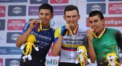 Germán D. Gómez (centro), medallista de oro, Andrés Mancipe (izquierda) presea de plata, y Frank Flórez, medalla de bronce