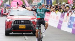 Sergio Higuita estrena su título nacional en la Vuelta Algarve 2022. 