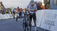 El pedalista colombiano Sergio Higuita cruza la meta caminando, tras el resbalón cerca a la meta.