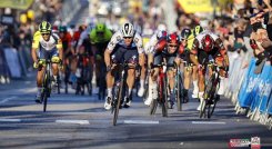 El ciclista colombiano Sebastián Molano (primero a la derecha), fue segundo en la etapa.