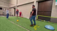 Egan ahora mete goles, emotivo video del ciclista jugando fútbol