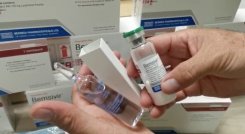 Según el Ministerio de Salud, las vacunas son cerca de dos veces más efectivas en prevenir la enfermedad grave y la muerte, comparado con algunos de estos nuevos medicamentos. 