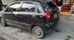 Los impactos entraron por las ventanillas laterales de la izquierda y el parabrisas trasero, durante una rápida persecución en la que el Spark chocó contra un taxi.