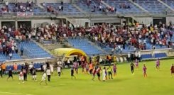 Hinchas ingresan al campo del Estadio Sierra Nevada de Santa Marta, para agredir a los jugadores. 