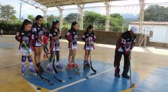 El instructor de hockey en línea, el profesor Luis Ernesto Higuera en una de las prácticas con sus alumnas.