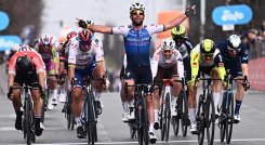 El ciclista británico Mark Cavendish demolió en el embalaje a sus rivales.