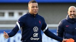Kylian Mbappé delantero del París Saint Germain, pretendido por varios clubes.