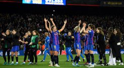 El FC Barcelona femenino venció al Real Madrid en un emocionante partido.