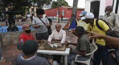 Dominó, el maestro de los juegos en Venezuela y un juego de maestros./Foto: AFP