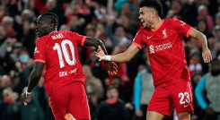 Sadio Mane y Luis Díaz celebran la victoria del Liverpool ante Villareal. Foto: AFP