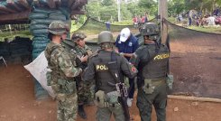 Defensoría del Pueblo y militares en Caño Indio.