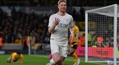 Kevin DeBruyne marcó cuatro goles en la victoria del City 5-1 ante el Wolves. AFP