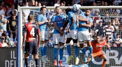 David Ospina (naranja) defendiendo el arco del Napoli