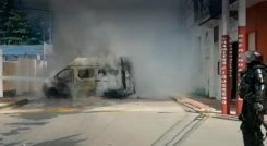La camioneta van involucrada en el accidente fue incinerada por la comunidad.