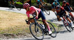 Richard Carapaz sigue de líder en el Giro de Italia. 