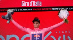 Van der Poel, primer líder del Giro de Italia 2022. 