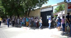 Largas colas se observaron en los colegios de La Libertad/Foto La Opinión
