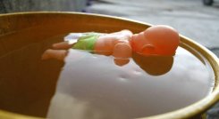 Niño murió en un balde de agua cuando jugaba con sus papás./Foto: internet