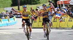 El ganador de la etapa, el ciclista danés Jonas Vingegaard y Primoz Roglic