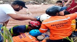 Rescatistas de Protección Civil Táchira reanimando al niño de 3 años 