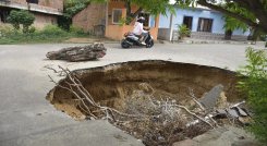 El hueco está ubicado en la avenida 22 con calle 14 entre los barrios Gaitán y Cundinamarca./Foto Pablo Castillo/La Opinión