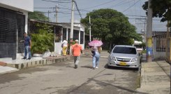 Las vías en la paralela de la avenida Kennedy están en pésimo estado. / Foto: Pablo Castillo/La Opinión