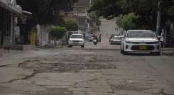 En este barrio hay vías sin pavimentar y otras que tienen pavimento el cual está en pésimo estado. /Foto: Pablo Castillo/La Opinión